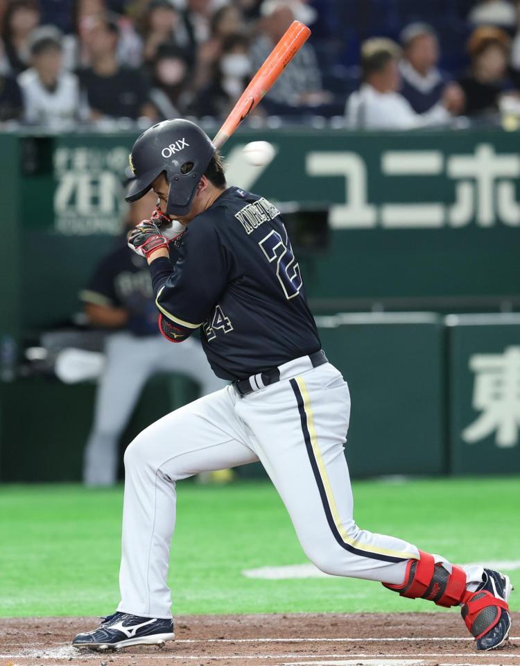 ２回、頭部に死球を受ける紅林