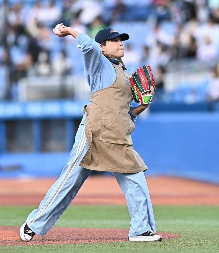 始球式を務めた度会祥子さん（撮影・開出牧）