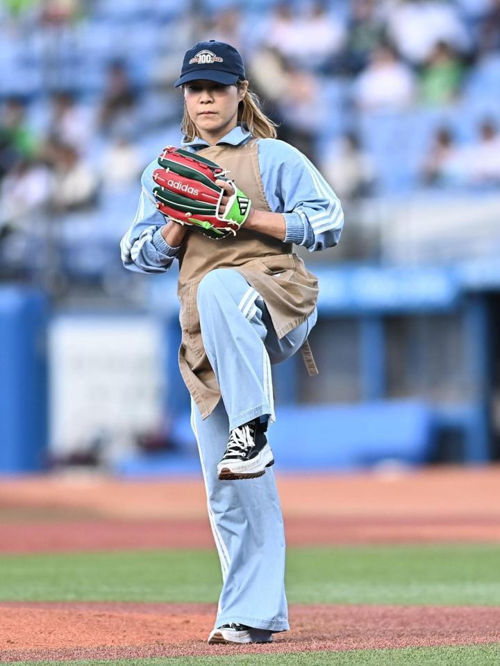 始球式を務める度会祥子さん（撮影・開出牧）