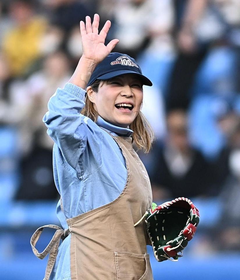 始球式を務め笑顔で手を振る度会祥子さん（撮影・開出牧）