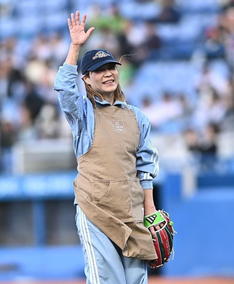 始球式を務めスタンドの拍手に応える度会祥子さん（撮影・開出牧）
