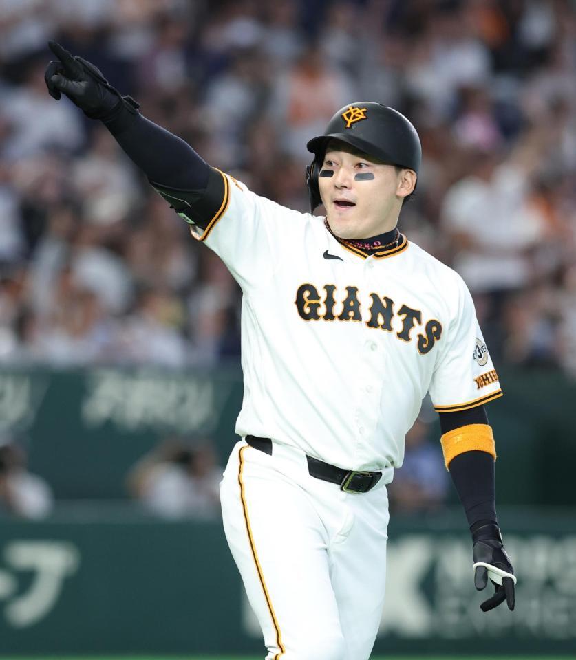 ８回、巨人の代打・丸が右越えに満塁本塁打を放つ