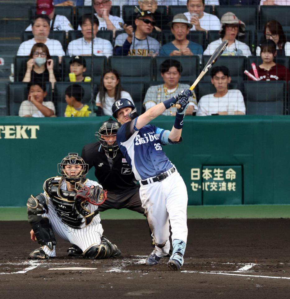 ２回、中越えに先制ソロを放つネビン（捕手・伏見）＝撮影・山口登