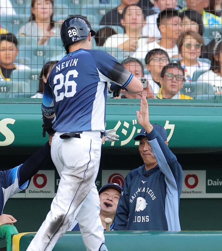 ２回、先制ソロを放ったネビン（左）を迎える西口監督（撮影・西田忠信）