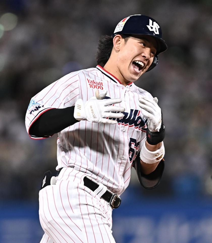 ６回、先制の左越えソロを放ちベースを回る増田珠（撮影・開出牧）