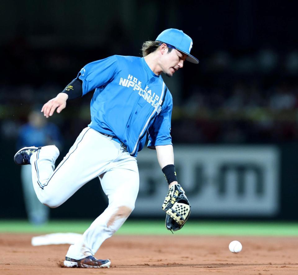 ５回、坂倉のゴロをファンブルする水野（撮影・北村雅宏）