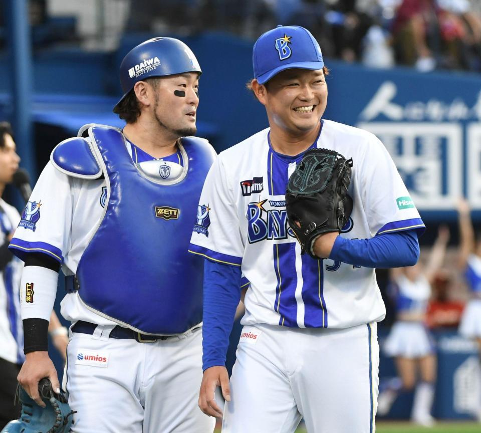 １回を無失点に抑え、笑顔を見せる石田裕（左は戸柱）＝撮影・佐藤厚