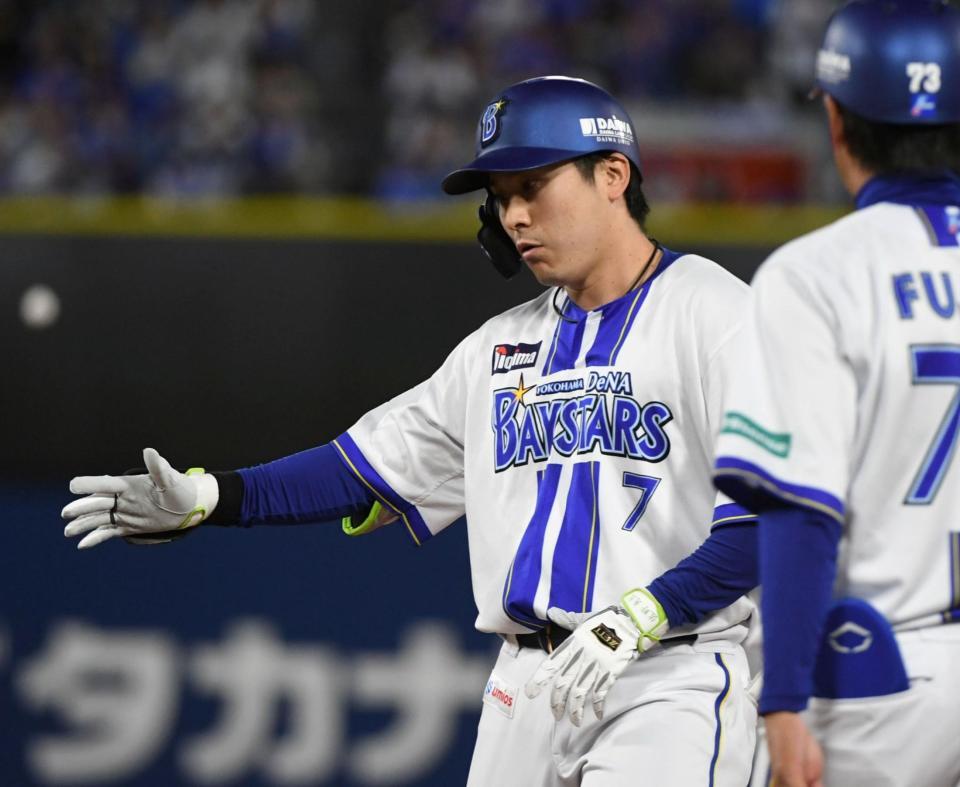 ４回、佐野は中前安打を放つ（撮影・佐藤厚）