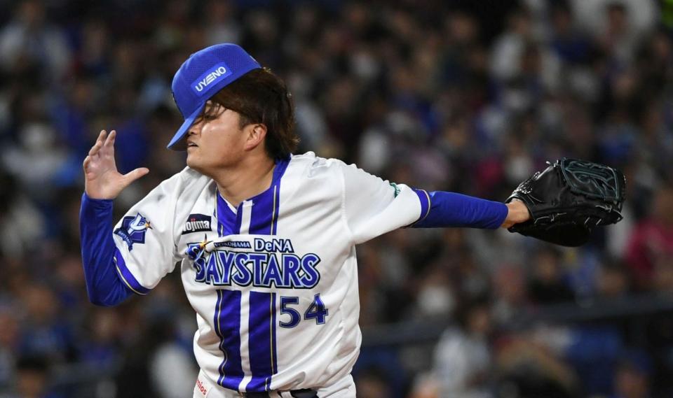 楽天打線を相手に力投する石田裕（撮影・佐藤厚）