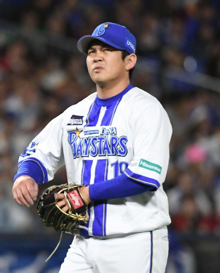 ９回に２点を失い、敗戦投手となった山崎（撮影・佐藤厚）
