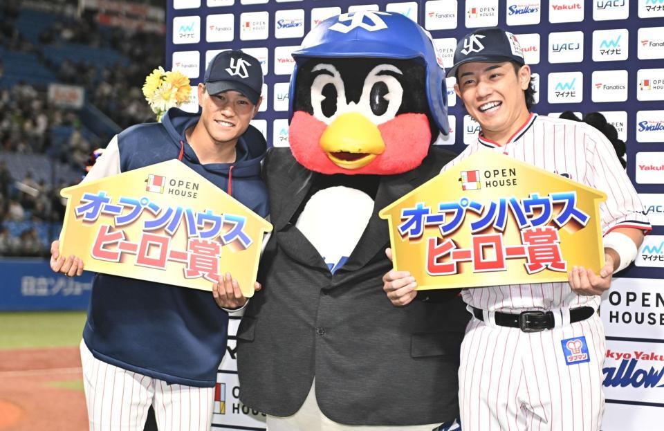 今季初勝利を挙げお立ち台で会心の笑みを浮かべる高橋（左）。右は決勝弾を放った増田（撮影・開出牧）
