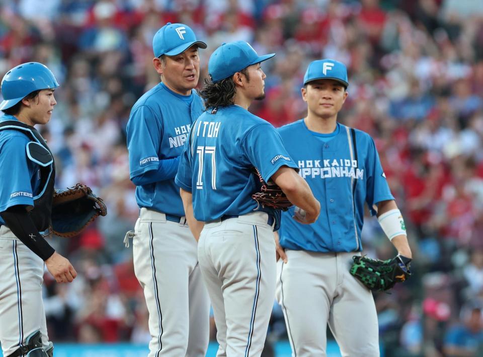 １回、持丸に２点適時二塁打を浴びた伊藤（中央）のもとに集まる日本ハムナイン（撮影・北村雅宏）