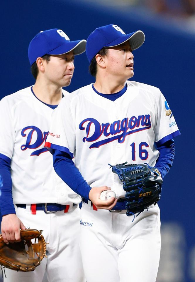 ６回途中、降板する桜井（右）