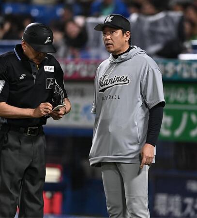 ８回、投手交代を告げるサブロー監督（撮影・開出牧）