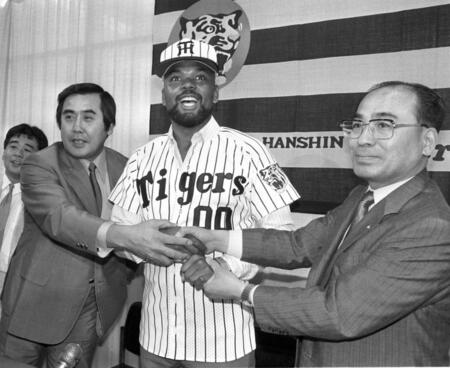 　バースの帰国に伴い阪神・村山監督（左）の期待を担って入団発表するルパート・ジョーンズ。右は高田本部長＝１９８８年７月