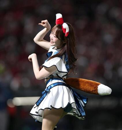 ５回終了後、きつねダンスを披露するファイターズガールのメンバー（撮影・北村雅宏）