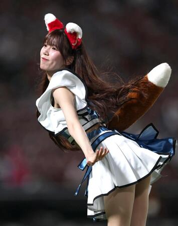 ５回終了後、きつねダンスを披露するファイターズガールのメンバー（撮影・北村雅宏）