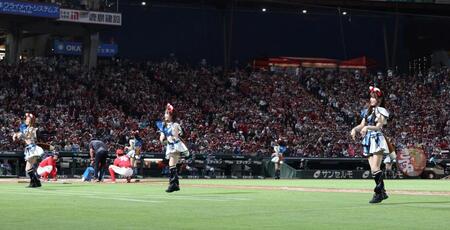 ５回終了後、きつねダンスを披露するファイターズガール（撮影・北村雅宏）