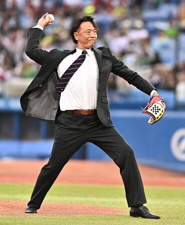 始球式を務めるヤクルト・伊藤智仁コーチ（撮影・開出牧）