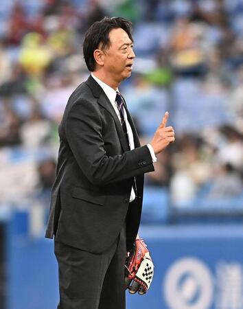始球式を務め、もう１球のポーズで沸かせるヤクルト・伊藤智仁コーチ（撮影・開出牧）