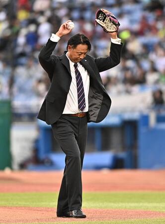 始球式を務めるヤクルト・伊藤智仁コーチ（撮影・開出牧）