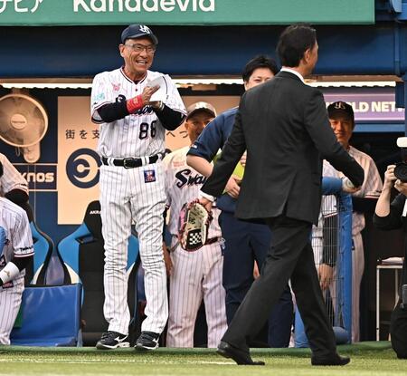 始球式を務めた伊藤智仁コーチ（手前）に拍手を送る池山監督（後方左）＝撮影・開出牧