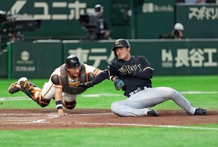 ４回、若月の二塁打で山中が本塁を突くがタッチアウト。捕手小林