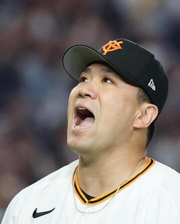 ６回、山中を右飛に打ち取り、雄たけびを上げる田中将