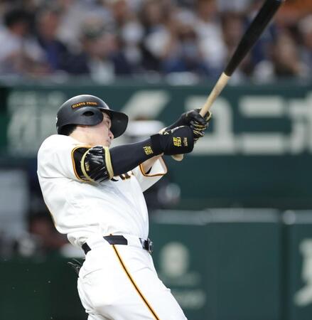 ８回、左越えに勝ち越し二塁打を放つ泉口（撮影・西岡正）