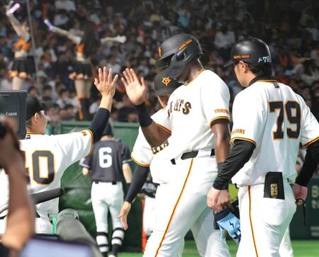 ５回、プロ初安打を放ち、ナインに祝福されるティマ（撮影・西岡正）