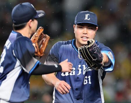 ６回、阪神打線を無失点に抑え、野手陣を迎える平良（撮影・田中太一）