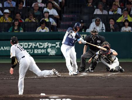４回、右前に適時打を放つ西川（投手・西勇、捕手・伏見）＝撮影・山口登