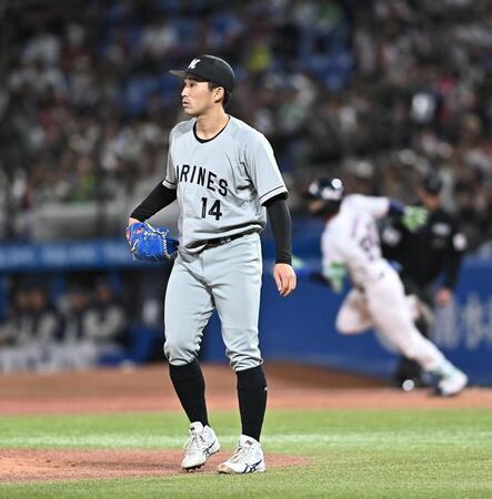 ６回、モンテル（右後方）に左越え二塁打を打たれノーノーの夢破れた小島（撮影・開出牧）