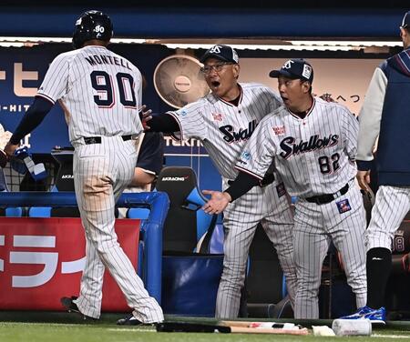 ６回、サンタナの中犠飛で生還したモンテル（左）とタッチを交わす池山監督（右から２人目）＝撮影・開出牧