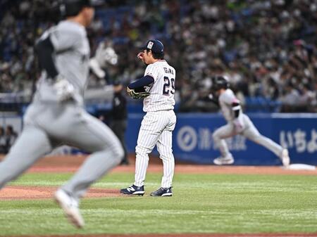 ５回、ソト（右後方）に中越え適時二塁打を打たれた小川（中央）。手前は二塁からホームへ走る西川（撮影・開出牧）