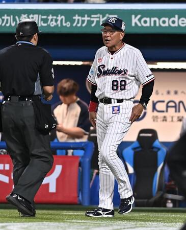 ６回、投手交代を告げる池山監督（撮影・開出牧）