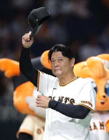 オリックスに勝利し、スタンドに帽子を振る橋上監督代行（撮影・西岡正）