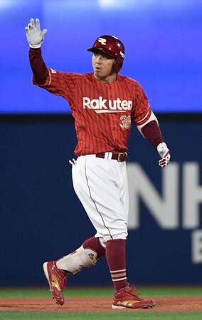８回、佐藤は左中間に走者一掃の適時二塁打を放つ（撮影・佐藤厚）