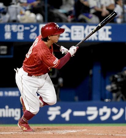８回表楽天１死満塁、佐藤直樹は左中間に走者一掃の適時二塁打を放つ＝横浜スタジアム（撮影・佐藤厚）