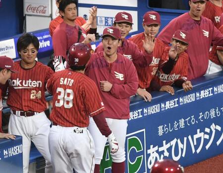 １回、佐藤（３８）は左中間に先頭打者本塁打を放ちナインに迎えられる（撮影・佐藤厚）
