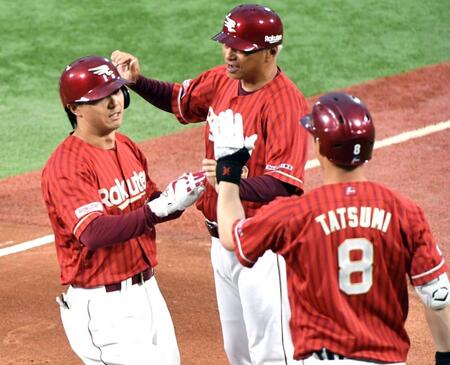 １回、佐藤（左）は左中間に先頭打者本塁打を放ち、辰己（右）に迎えられる（撮影・佐藤厚）