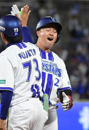 ８回、牧は左前に同点の２点適時打を放ち、雄叫びを上げる（撮影・佐藤厚）