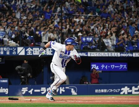 ８回、牧は左前に同点の２点適時打を放つ（撮影・佐藤厚）