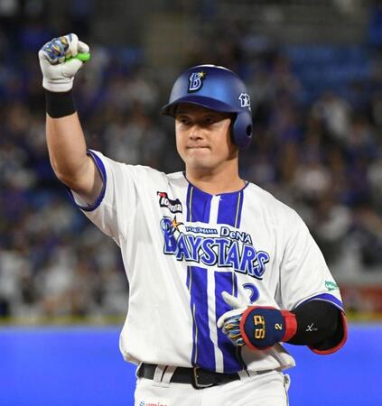 ８回、牧は中前適時打を放ち、ガッツポーズする（撮影・佐藤厚）