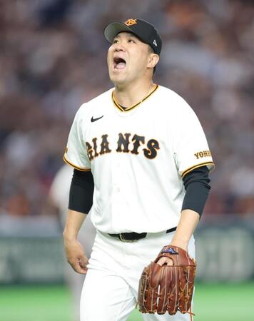 ６回、山中を右飛に打ち取ってピンチをしのぎ、声を上げる田中将（撮影・西岡正）