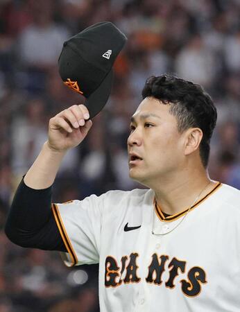 １回を終え、ベンチに戻る田中将