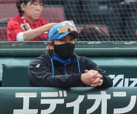 １回の攻撃をベンチから見る新庄監督（撮影・北村雅宏）