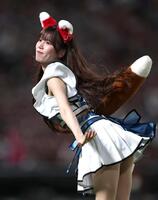 ５回終了後、きつねダンスを披露するファイターズガールのメンバー（撮影・北村雅宏）