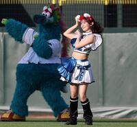 きつねダンスを披露するファイターズガールのメンバー（撮影・北村雅宏）