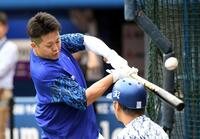 ティー打撃をする牧（撮影・佐藤厚）